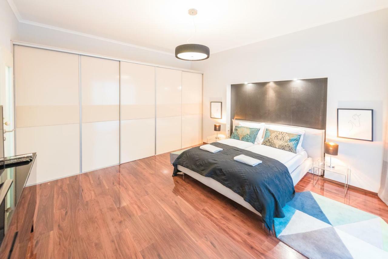 Oasis - Liberty Bridge Apartment